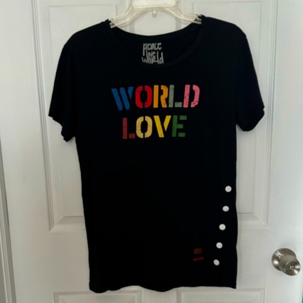Peace love world T-shirt with side snap details size small NWOT